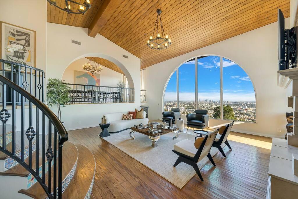 Private Spanish Mansion Perched In The Hills - Los Angeles — Photos 3